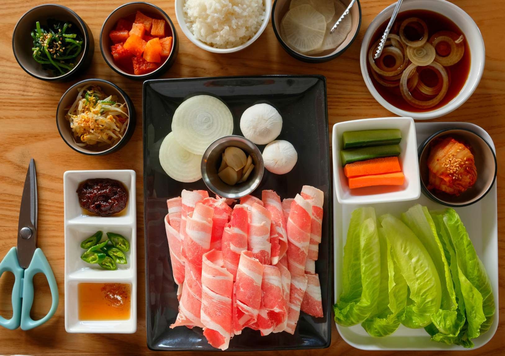 Gogi beef brisket BBQ set with banchan, rice and lettuce